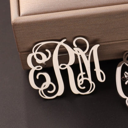 Broche Pin Nom Personnalisé Initiale Acier Inoxydable – Monogramme Vintage Femme