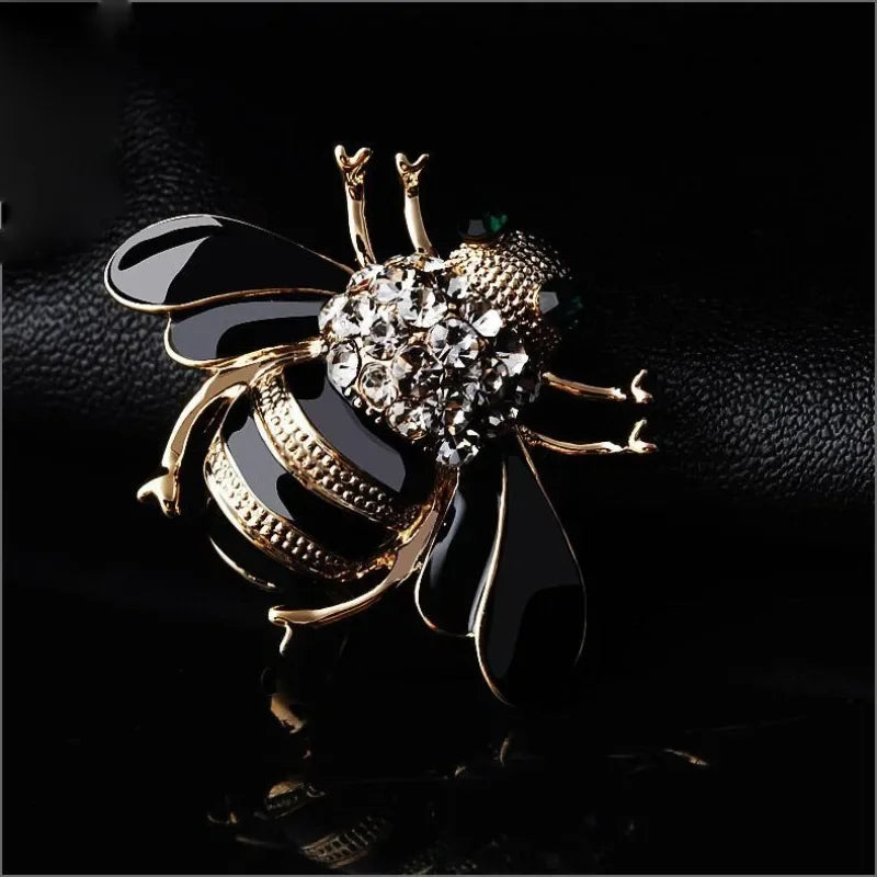 Broche Abeille Mignonne Émail Noir Cristaux Zircons – Pin's Luxe Charm Femme