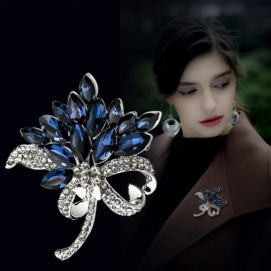 Broche Bouquet Fleurs Cristaux Bleus Strass – Pin's Élégant Luxe Femme