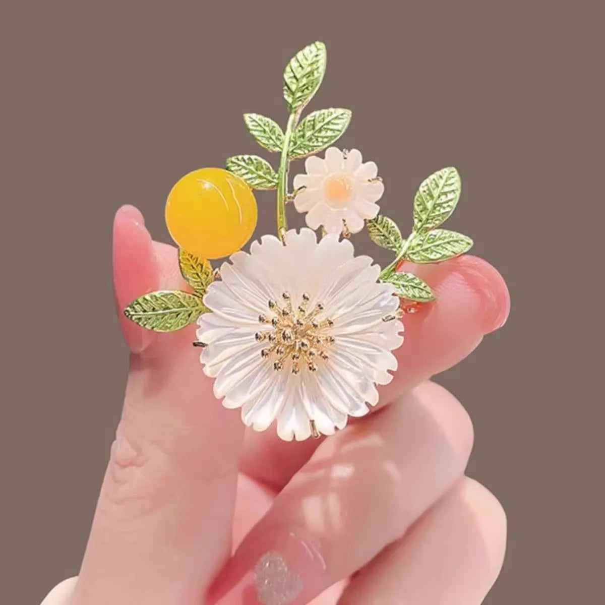 Broche Florale Romantique – Pin Élégant Rose Pivoine Iris