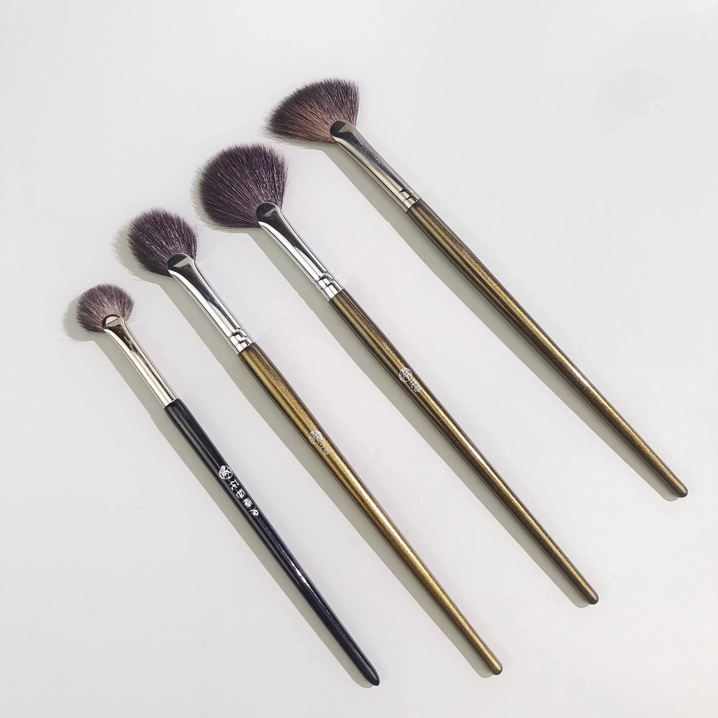 Pinceau Highlighter Éventail Arc Circulaire - Poudre Blush Détails Illuminateur Visage Professionnel Beauté