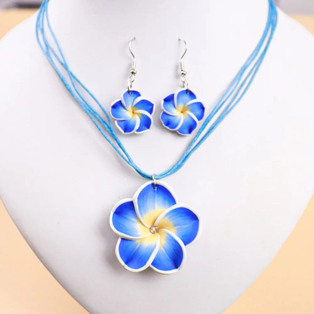 Parure Bohème Fleurs Frangipanier Tressées - Collier et Boucles Plage