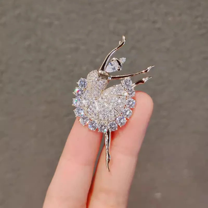 Broche Ballerine Cristal – Bijou Élégant Strass Doré