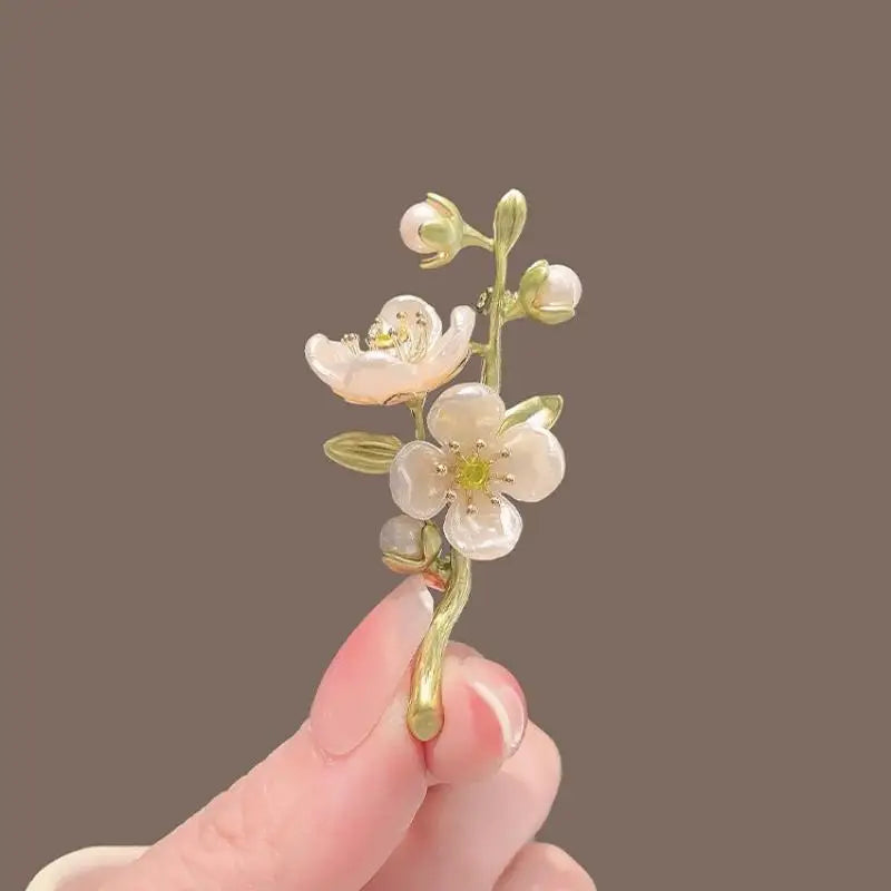 Broche Fleur Jasmin Verte Élégante Émail Perle – Pin's Doux Mode Mariage Soirées Unisexe