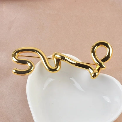Broche Métal Dorée Irrégulière – Design Européen Moderne Tendance