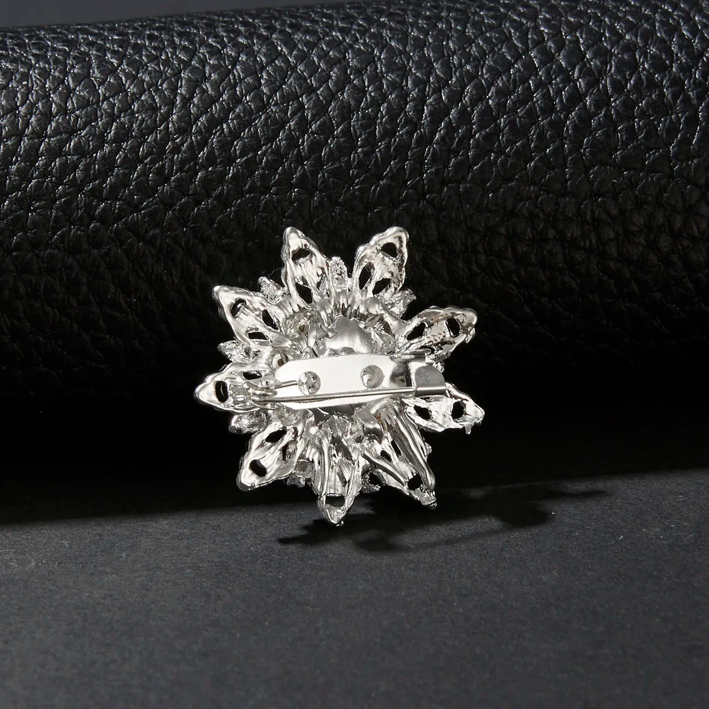 Broche Fleur Rétro Mode Cristal Strass – Pin's Bijou Mariage Rendez-vous Soirées Femme