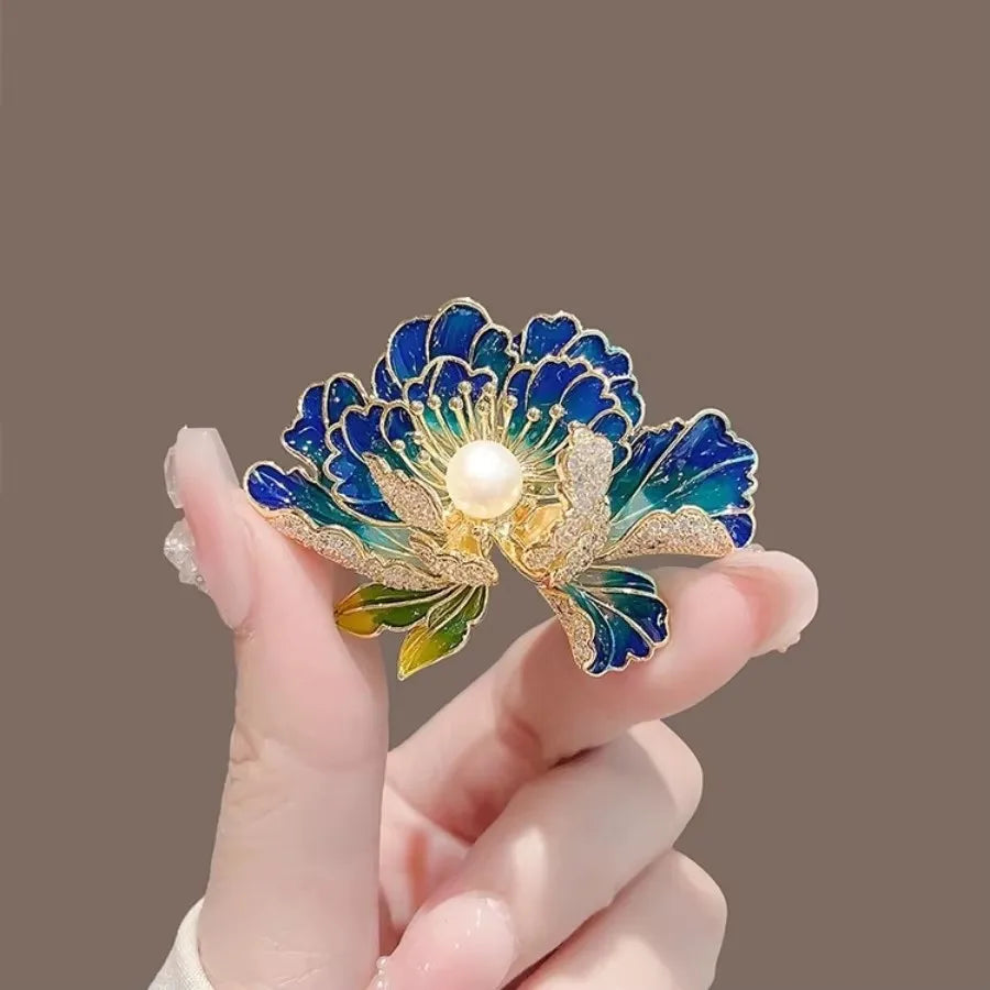 Broche Florale Romantique – Pin Élégant Rose Pivoine Iris
