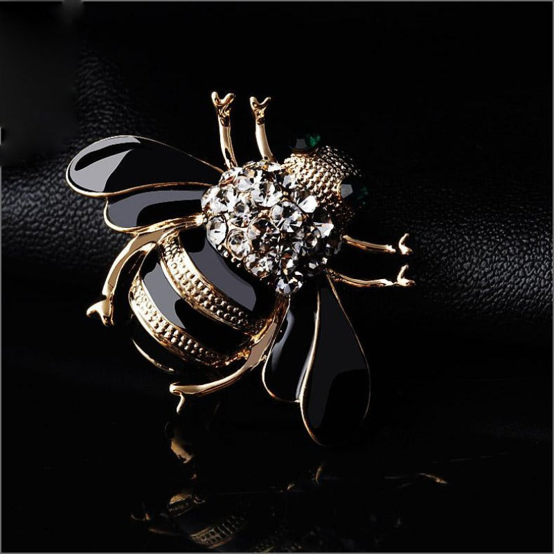 Broche Abeille Mignonne Émail Noir Cristaux Zircons – Pin's Luxe Charm Femme