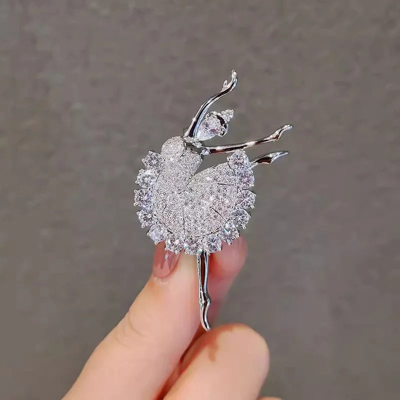 Broche Ballerine Cristal – Bijou Élégant Strass Doré