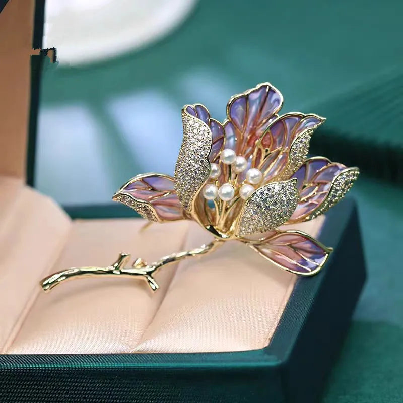 Broche Fleur Pivoine Strass Perle Luxe Résine Élégante – Pin's Mariage Soirées Couple Unisexe