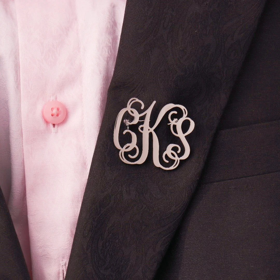 Broche Pin Nom Personnalisé Initiale Acier Inoxydable – Monogramme Vintage Femme