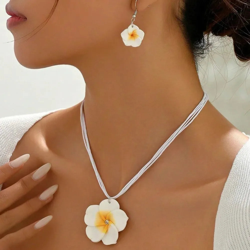Parure Bohème Fleurs Frangipanier Tressées - Collier et Boucles Plage