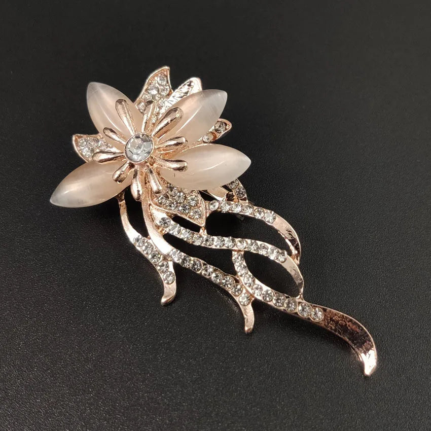 Broche Bouquet Fleurs Opale Strass Dorée – Pin's Mariée Mariage Élégant Femme