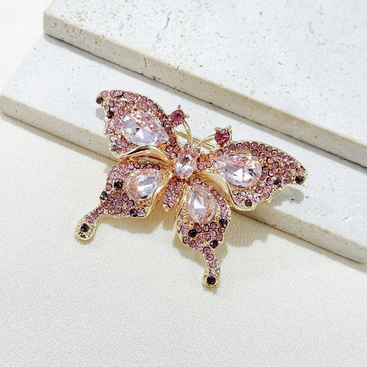 Broche Papillon Cristaux Verts Vintage Luxueuse – Pin's Insecte Élégant Strass Unisexe