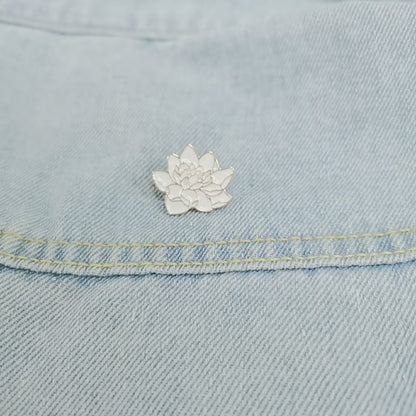 Pin's Émaillé Fleur de Lotus Blanc Bouddhiste – Broche Badge Spirituel Japonais Unisexe